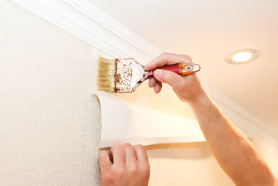 Pose de papier peint au Noyer — revêtements muraux et toiles de verre